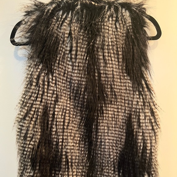 H&M Faux Fur Vest - Picture 2 of 2